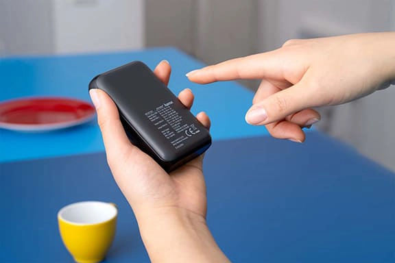 The back of a Hama power bank is shown, on which the mAh values are being read.