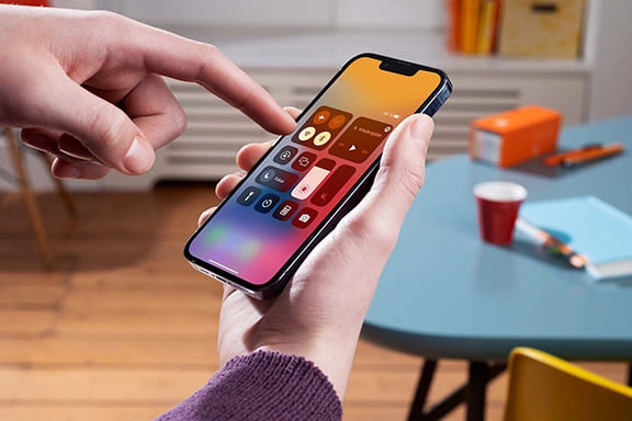 Mobile screen shows the device settings