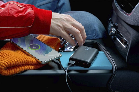 Samsung battery draining fast: Charge a Samsung mobile phone with a power pack.