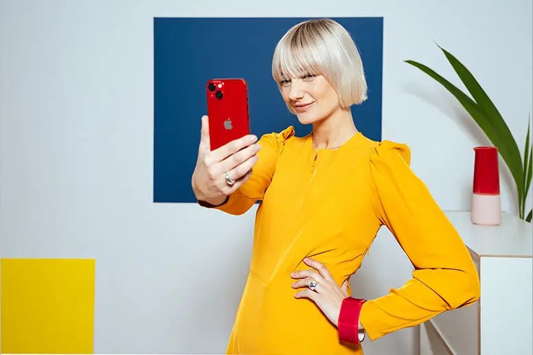 Coloured backgrounds liven up your selfie.
