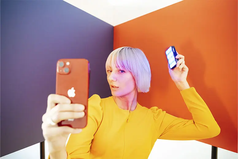 Playing around with light and blurring are popular ideas for cool selfies.