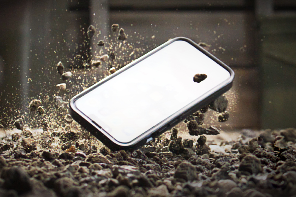 Infographic in which mobile phone case, display protection and camera protection form a carefree package.