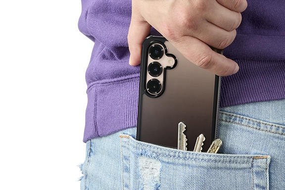 A smartphone is placed in the back pocket of a pair of jeans with several keys - the "Extreme Protect" mobile phone cover protects the back from scratches.