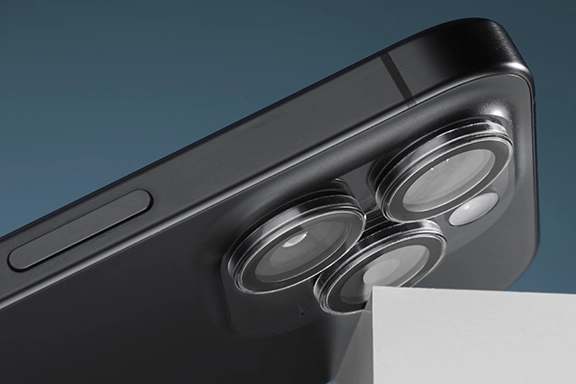 The back of a smartphone crashes against a sharp edge with the camera, but this is not a problem as the cameras are protected by the Hama ‘Cam Protect’ camera protector with 3 individual lenses.