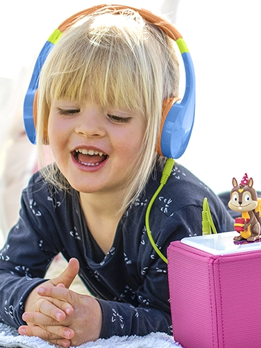 Girl listens to a radio play with the Hama "Kids Guard" children's headphones