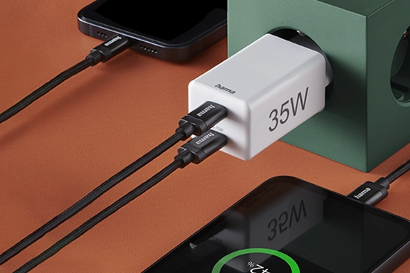 A tablet and a smartphone are charged simultaneously via the Hama 35 Watt quick charger