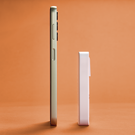 Width comparison of the super-flat Hama quick charger with a smartphone. The charger is only slightly wider than the mobile phone.