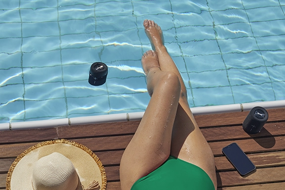 The wireless speaker floats in water. The membrane points upwards out of the water for unadulterated sound.